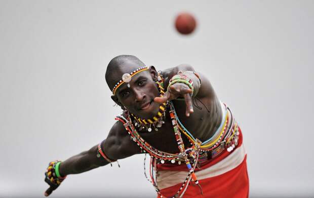 масаи бросает мяч, фото
