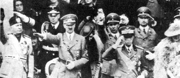 А вот на совместных парадах с Гитлером «римское приветствие» используется вовсю: история, факты