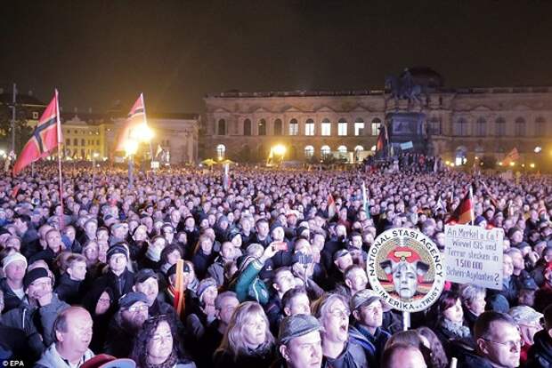 На многотысячном митинге в Дрездене требуют отставки Меркель