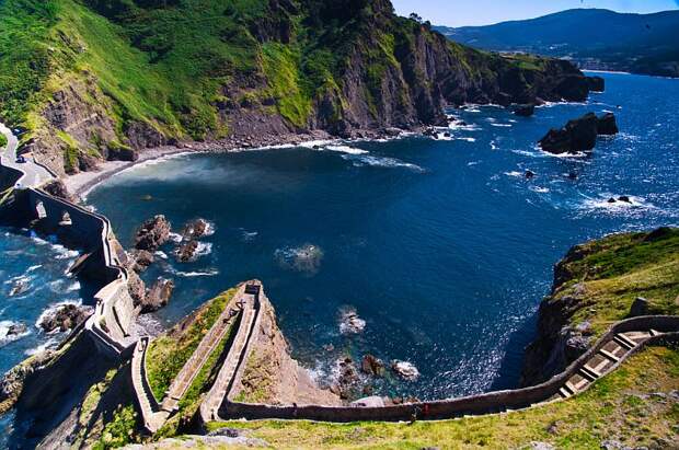 Остров Сан-Хуан де Гастелугаче (San Juan de Gaztelugatxe) и его лестница c 237 ступеньками (Испания)