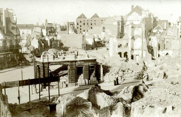 Разрушенный городской квартал Лёвена. Фото 1915 года <a href=