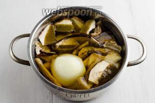 Переложить грибы в кастрюлю. Залить тёплой водой. Поставить варить, с небольшой луковицей, до готовности. Важно, чтобы получилось 1,5 л грибного бульона.