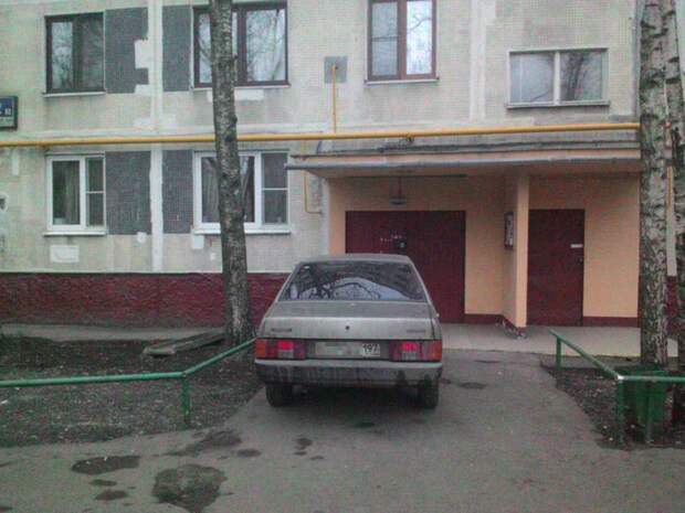А чё не в подъезд-то? А чё не в подъезд-то? авто, автохам, быдло, парковка, хамство