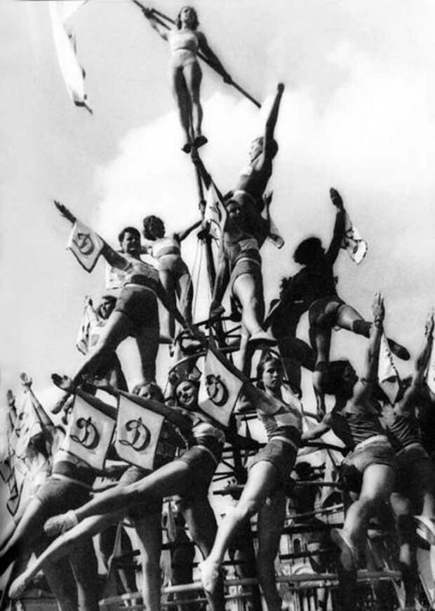 Спортсменки, комсомолки, красавицы 1930 х rodchenko pyramid female 570x800 Спортсменки, комсомолки, красавицы 1930 х
