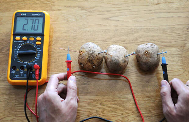 Необычное использование картофеля, заменитель элемента электрического питания