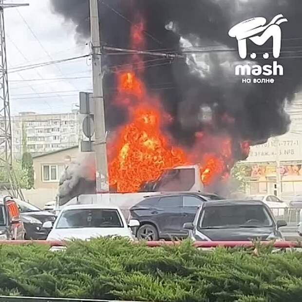 Автобус горит напротив "Меганома" в Симферополе