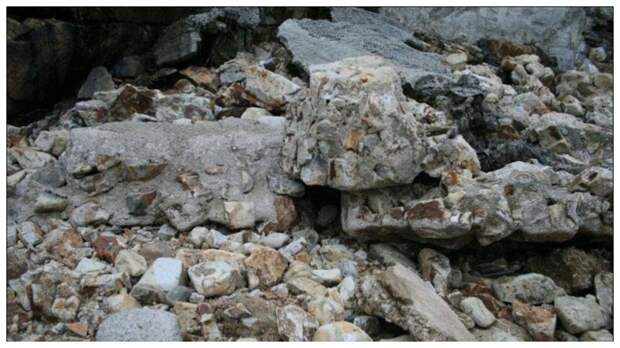 Тест на внимательность: найдите снайпера в бетонных развалинах и камнях за 1 минуту
