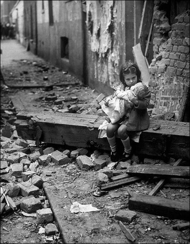 Девочка с куклой на руинах своего разбомбленного дома. Лондон, 1940 Историческая фотография, история, факты
