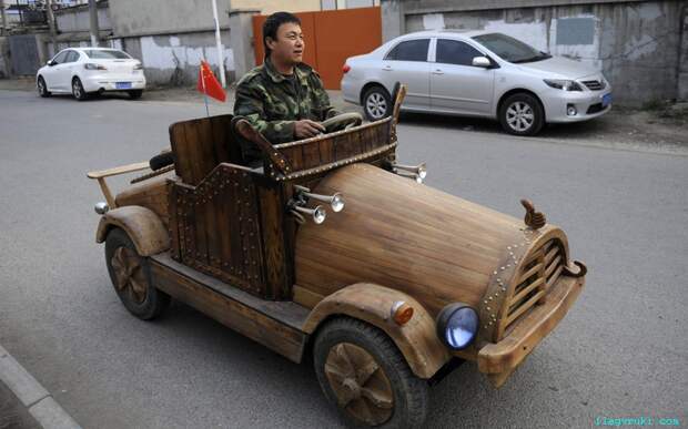 Лю Фулонг сконструировал самодельный деревянный электрический автомобиль в провинции Шэньян, Ляонин. Транспортное средство весит более 200 килограмм и развивает максимальную скорость 30 км/ч. На одной зарядке автомобиль может проехать до 20 км.