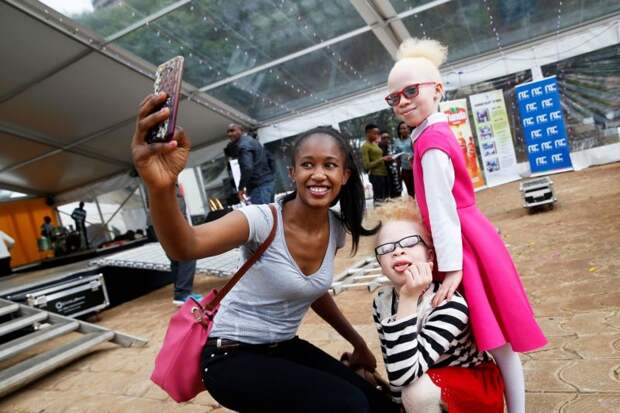 Альбиносы не побоялись собраться на конкурсе красоты в Африке