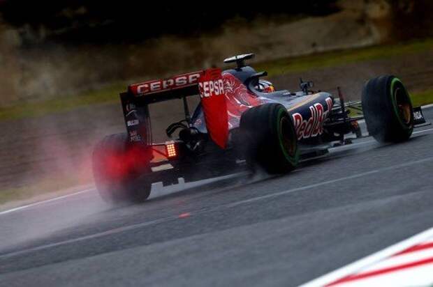 Ранее, в первом сегменте квалификации автомобиль Макса Ферстаппена (Toro Rosso) остановился на траектории, и сессия также была прервана.