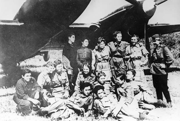 Члены 125-го гвардейского бомбардировочного полка под командованием Марины Расковой