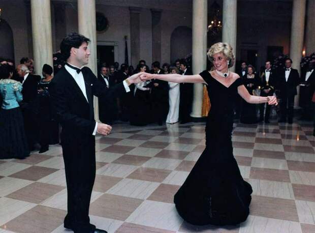 1985.-John-Travolta-a-washingtoni-Feher-Hazban-Diana-hercegnovel-tancol.