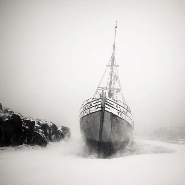 Рыбацкая лодка во время пурги, Исландия. Автор: Josef Hoflehner.