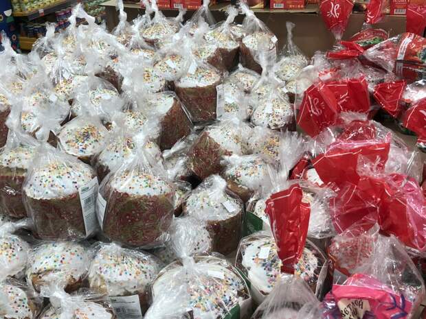 Иеромонах Макарий рассказал о смысле пасхальных угощений в храме