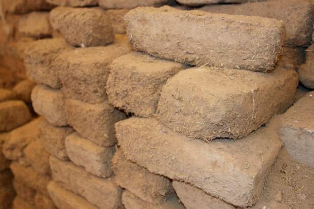 Задолго до нашей эры в Месопотамии использовали глину, песок и сухую траву для изготовления кирпича. | Фото: sauny-kaminy.ru. 