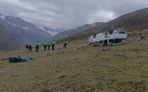 Автобус с туристами упал с обрыва в Перу и попал на видео