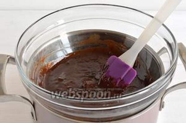 Растопить шоколад с маслом на водяной бане. Охладить.