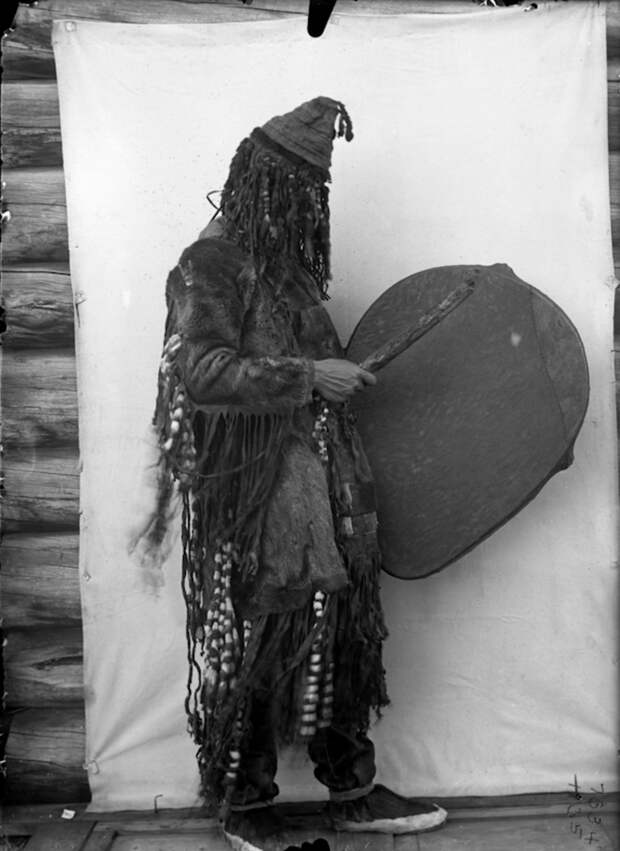 Юкагирский шаман в церемониальной одежде (с бубном), 1902