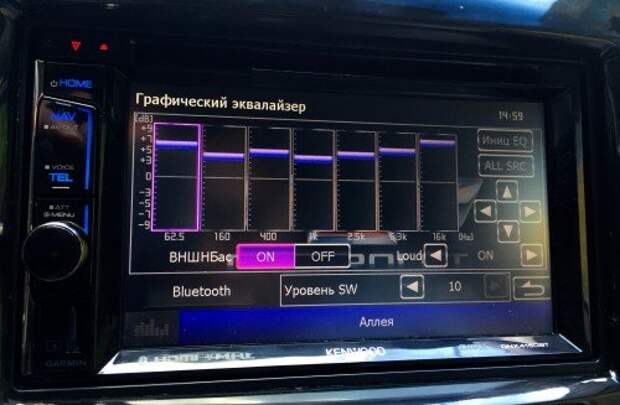 Аудиофильская составляющая реализована с японской маниакальностью. В Kenwood DNX4150BTR можно не только подстроить эквалайзер под себя (причем отдельно под каждый источник воспроизведения - радио, USB, Bluetooth и DVD), но и выбрать тип авто и акустической системы. Захотите большего, можете воспользоваться аудиовыходами для подключения более мощной аудиосистемы и сабвуфера (под него есть отдельный канал с регулировкой).