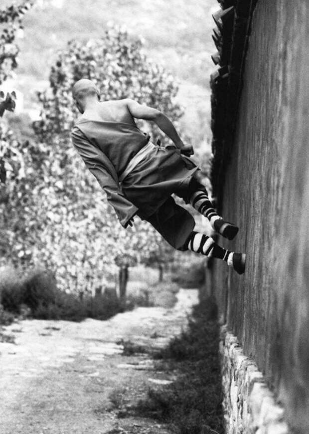 Монах Шаолиня бегущий по стене, Китай, 1989 год. история, люди, мир, фото
