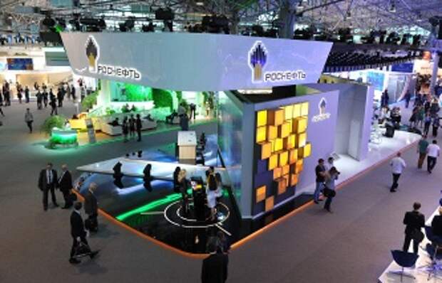 Стенд компании "Роснефть" во время Петербургского международного экономического форума 2014