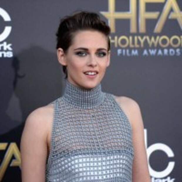 Kristen Stewart Boyish Short Haircut, Blue Eyes Makeup and thin lips