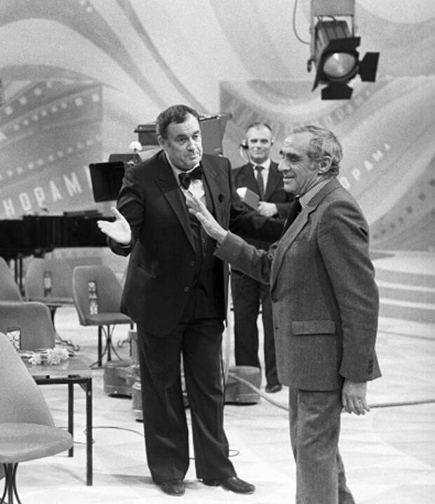Рязанов вел популярную в СССР "Кинопанораму" (1979-1985), которая выходила на Первой программе Центрального телевидения Гостелерадио СССР. На фото: Рязанов и Зиновий Гердт во время записи "Кинопанорамы", 1982 год 