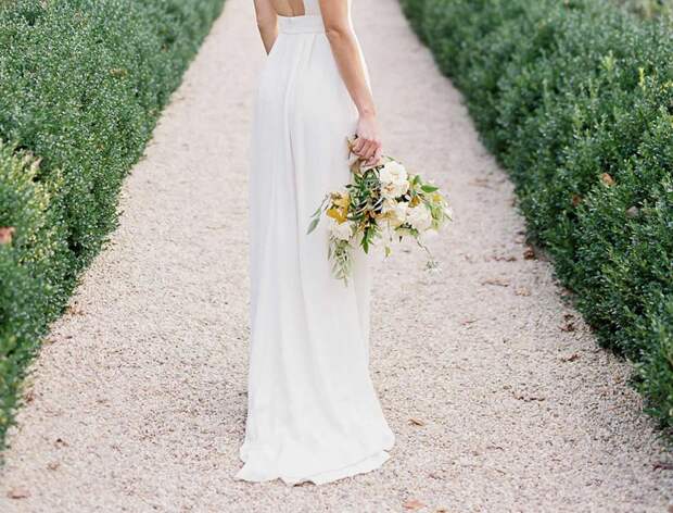 А вместо букетов – собаки: необычное пожелание невесты растрогало гостей