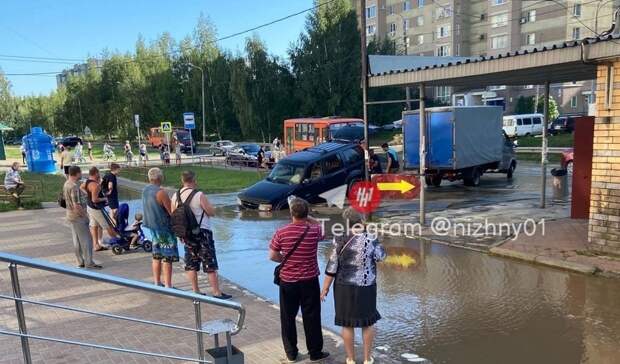 Автомобиль провалился в яму в Нижнем Новгороде