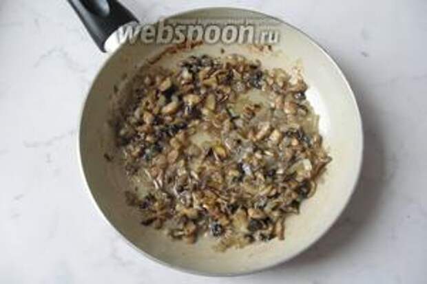 Жарить грибы с луком 10-15 минут, перемешивая, до готовности.