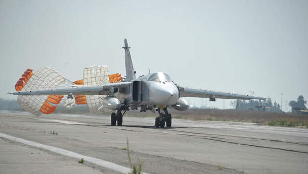 Бомбардировщик Су-24 садится на авиабазе Хмеймим (Латакия), Сирия. Архивное фото
