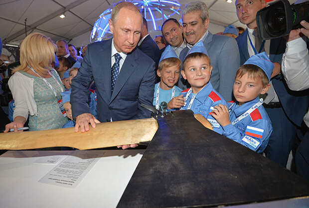 Владимир Путин во время посещения павильона фестиваля «От винта»