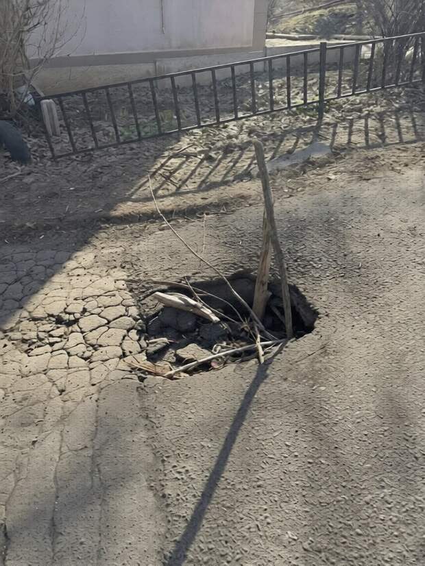 На ул. Туполева, 6 провалился новый асфальт