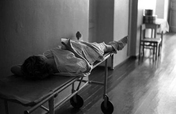 Пациентка в коридоре в 1-ом клиническом роддоме. СССР, Новокузнецк, Сибирь, 1981 год.