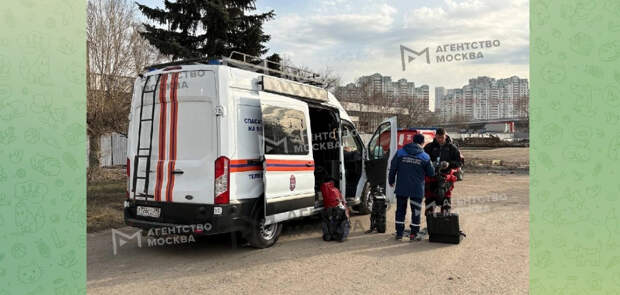 Автомобиль пробил ограждение и рухнул в затон Новинки на юге Москвы