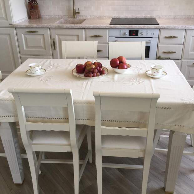 Белый обеденный стол на кухне