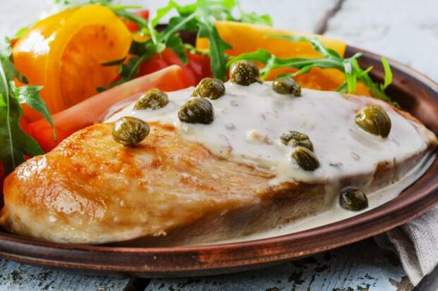 Куриное филе с каперсами и соусом Куриное филе с каперсами и соусом