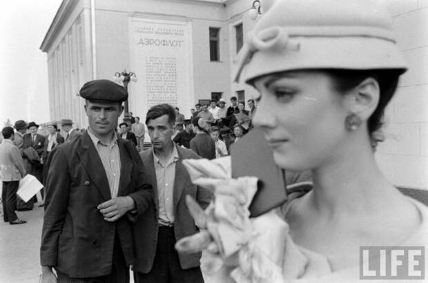 Christian Dior в Москве. 1959 год. (30 фото)