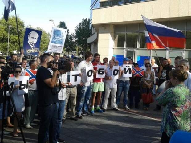 В Белграде прошел митинг протеста "против преступлений НАТО-киевской хунты" В Белграде прошел митинг протеста "против преступлений НАТО-киевской хунты"