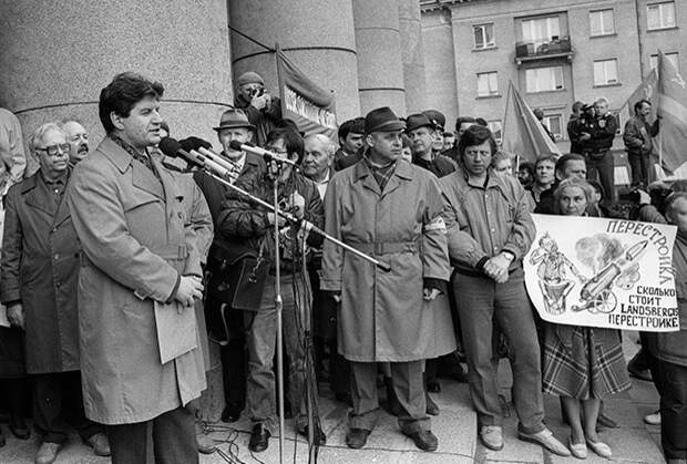 Виктор Алкснис выступает на митинге протеста против решений Верховного Совета Латвии, 1990 год
