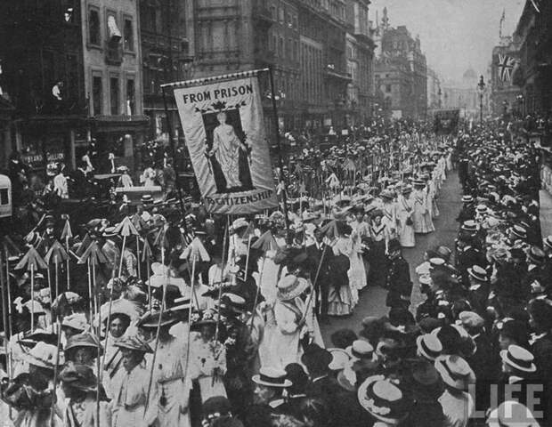 Демонстрация суфражисток в Лондоне (март, 1910 года). На плакате лозунг:«От тюрьмы - к гражданству» Демонстрация суфражисток в Лондоне (март, 1910 года). На плакате лозунг:«От тюрьмы - к гражданству»