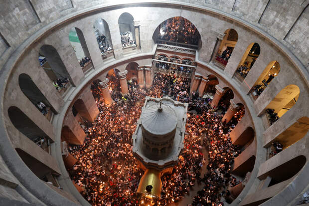 Делегация Фонда Андрея Первозванного получила Благодатный огонь