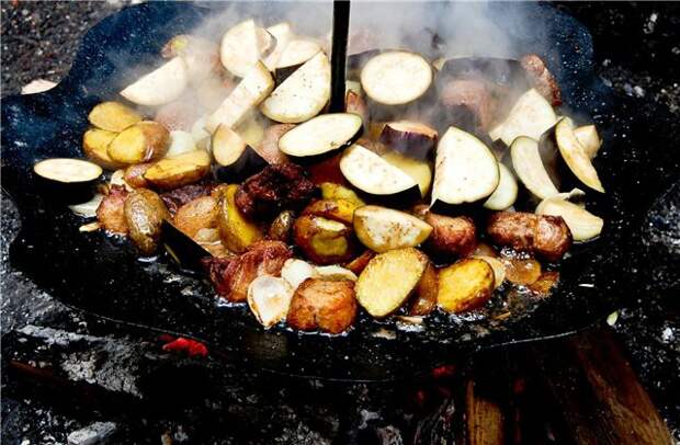 Походная тарелка еда, костер, мясо, тарелка