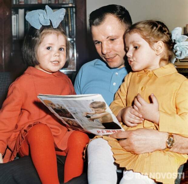 Гагарин с детьми