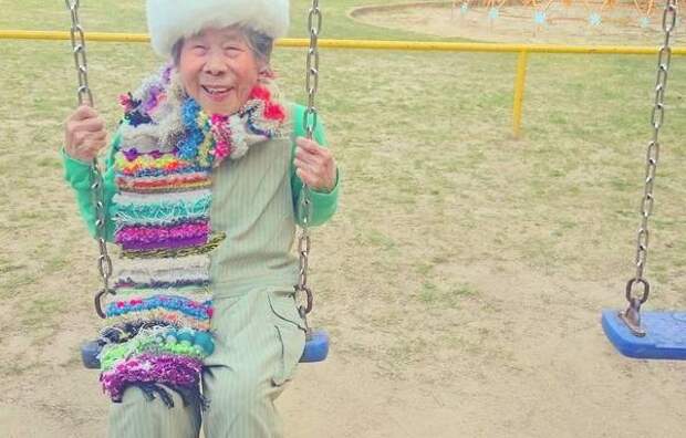 93-летняя бабушка с задором рекламирует одежду своей внучки