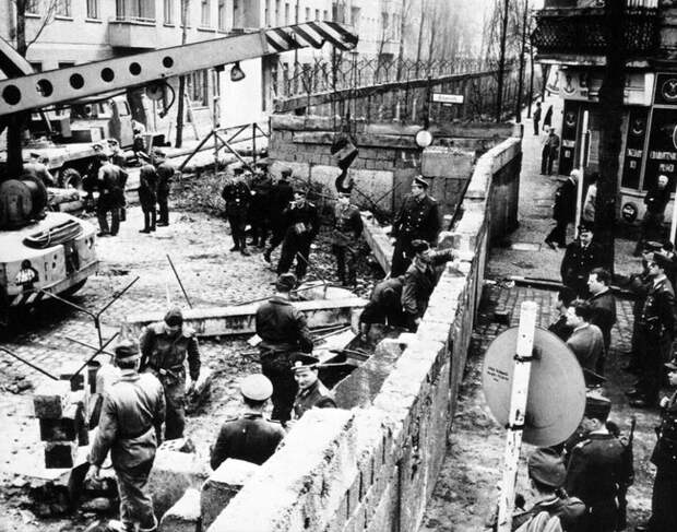 Behind-The-Historical-Photos21