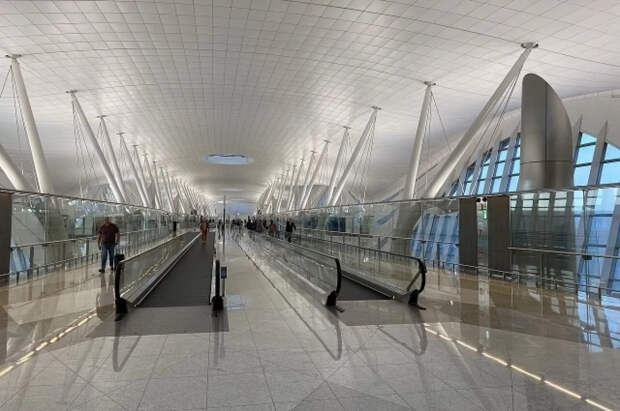 Улетали под грохот взрывов: как российских туристов вывозят из ОАЭ