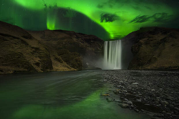 Северное сияние над водопадом Скоугафосс в Исландии