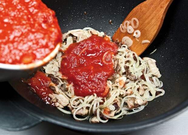 добавление томатов при приготовлении сборной мясной солянки